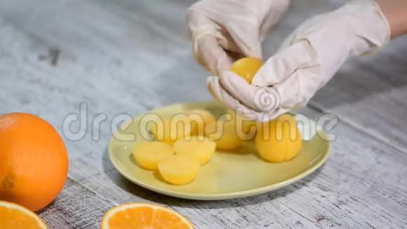 橡胶手套中的糖果为摩丝蛋糕做橙色填充视频的预览图