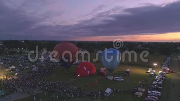 在夜晚燃烧的热气球节的空中景观丙烷创造了一个夜晚的发光视频的预览图