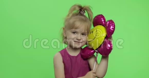 女孩以花的形式拿着气球快乐的四岁女孩铬键视频的预览图