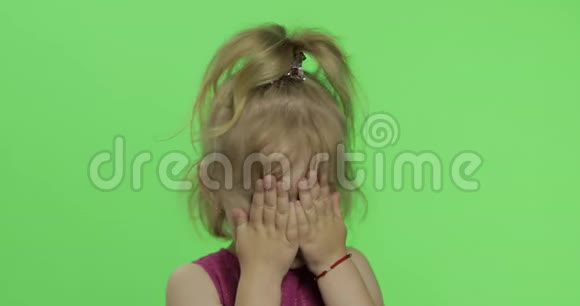 穿紫色衣服的儿童肖像用手和雕塑遮住她的脸铬键视频的预览图