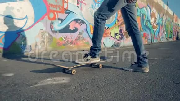 户外运动的青少年滑板运动视频的预览图