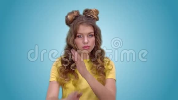 穿着黄色衬衫的漂亮年轻女孩表现出禁止的姿态视频的预览图