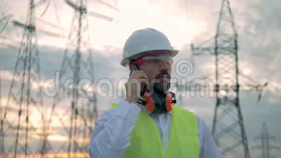 一位男性专家站在电线旁视频的预览图