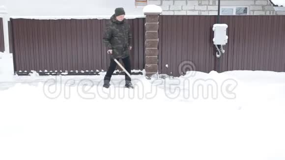 人们用铲子清理积雪的道路视频的预览图