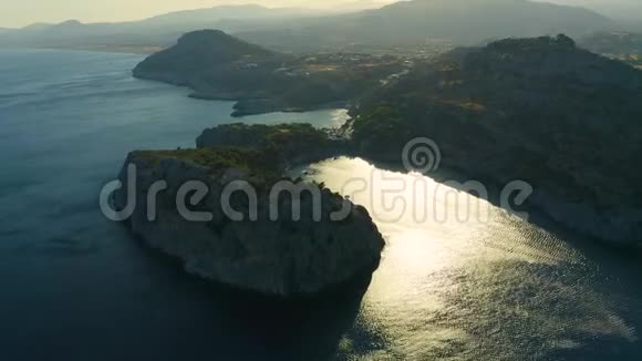 从悬崖上飞至罗德岛美丽的安东尼奎因海滩视频的预览图