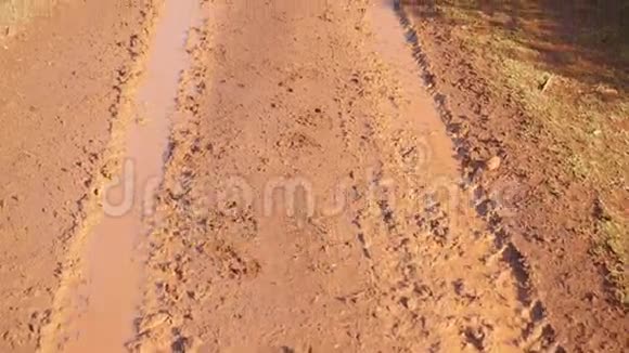 一条肮脏的泥土路有汽车的痕迹视频的预览图