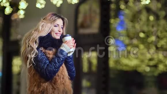 女性温饮热咖啡纸杯户外黄色亮度背景视频的预览图