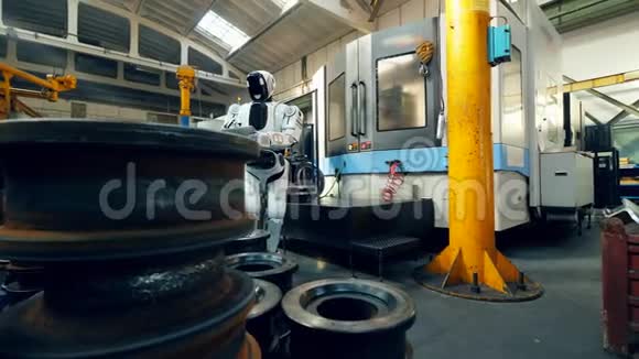 有机器人在平板电脑上工作的工厂单位视频的预览图