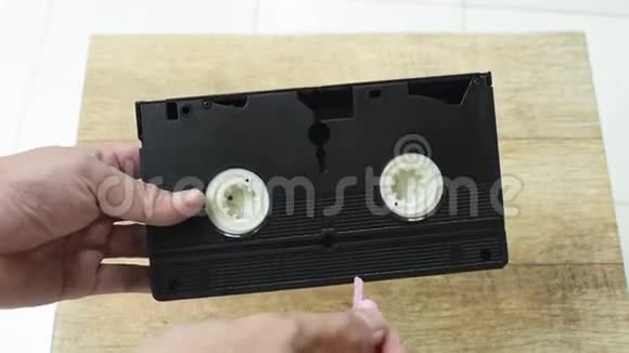 手刺笔盖在洞中打开视频面具滚动磁带和修理视频的预览图