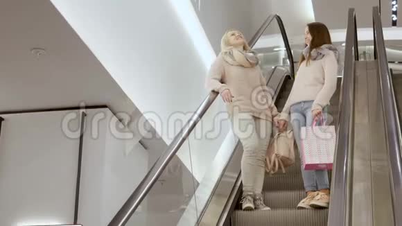 妈妈和女儿走下扶梯视频的预览图