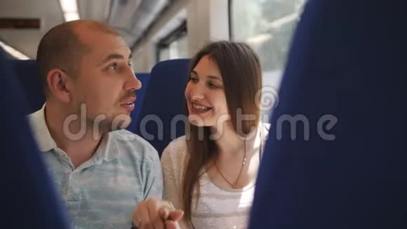 几个旅行者坐在列克特罗火车的椅子上在风景中考虑视频的预览图