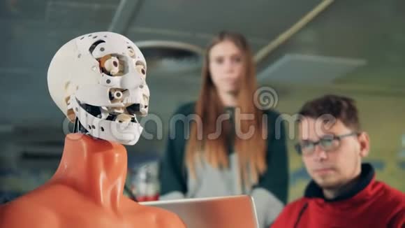 工程师看着机器人移动它的脸关闭视频的预览图
