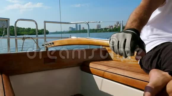 人类在城市附近的一条河上驾驶一艘小游艇视频的预览图