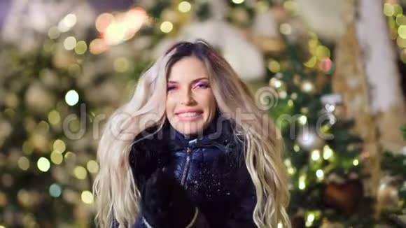 圣诞树灯光下雪花环绕的笑颜美女画像视频的预览图