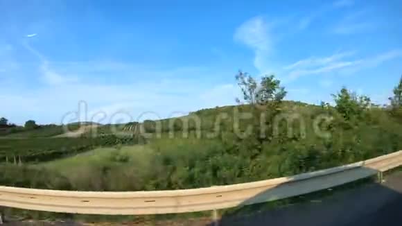 高速公路行驶时车顶上的自行车架阴影视频的预览图