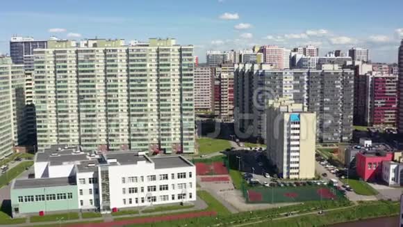 蓝天空中俯瞰的大型公寓楼视频的预览图