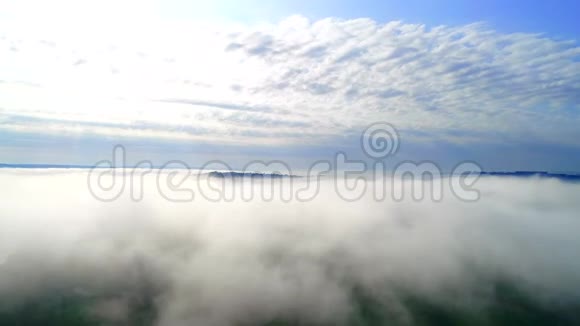 鸟瞰群山群山掩映在柔和的白云中4K视频的预览图
