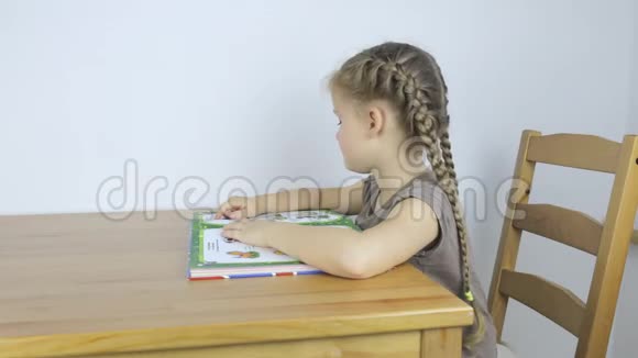 学龄前女孩学习阅读视频的预览图