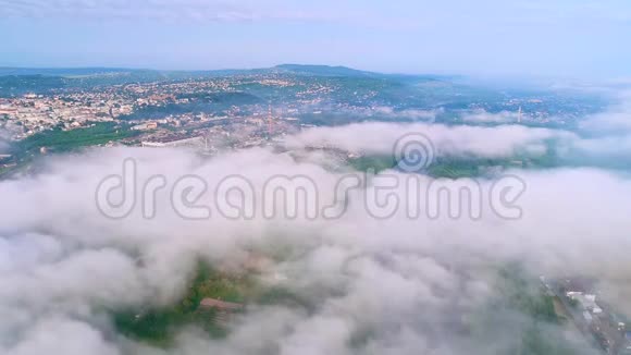 空中俯瞰自然和城市隐藏在柔软的白云中4K视频的预览图