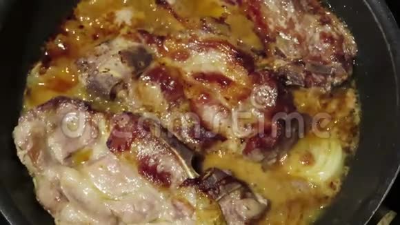用芥末和胡椒等香料在平底锅中烤猪肉牛排视频的预览图