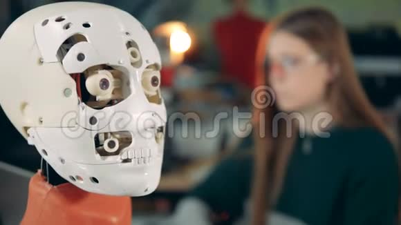 一个移动眼睛的机器人未来派人形和工程师视频的预览图