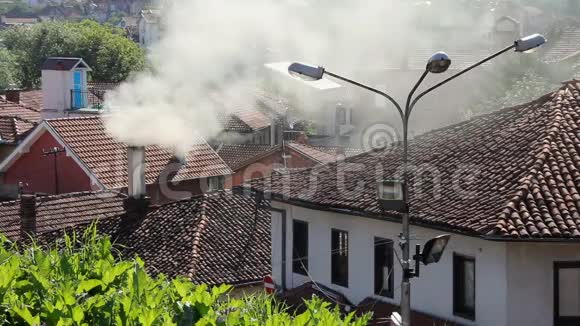 房子上空的烟雾视频的预览图