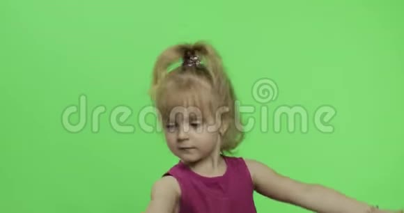 穿紫色衣服的女孩手舞足蹈快乐的孩子色度键视频的预览图