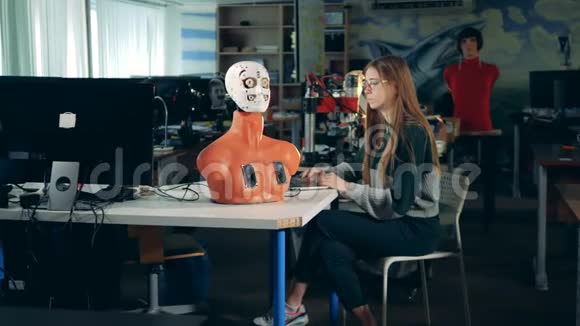 一个女孩在安卓系统工作关闭工程师实验室的机器人Android视频的预览图