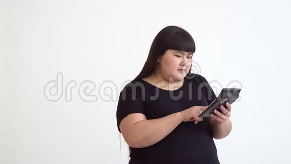 胖亚洲女孩数着白色背景上的计算器家庭经济概念视频的预览图