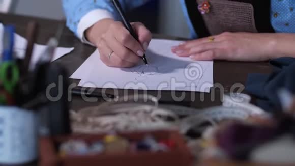 熟练的女性裁缝手创造素描视频的预览图