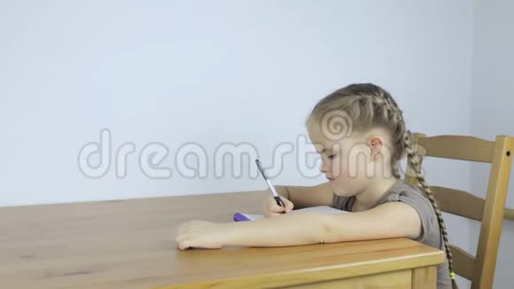 女生学习和写作作业视频的预览图