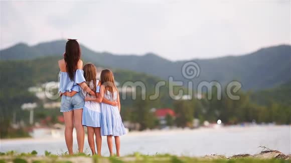 美丽的母亲和女儿在加勒比海海滩日落视频的预览图
