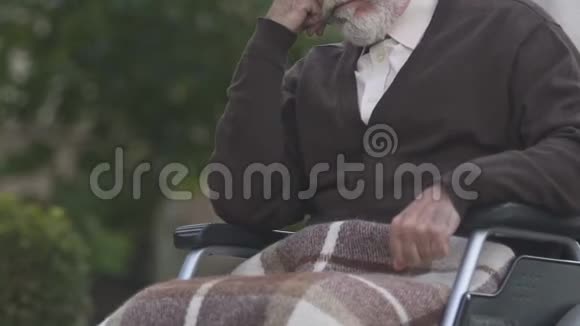 残疾男子坐轮椅的妇女照顾重病患者视频的预览图