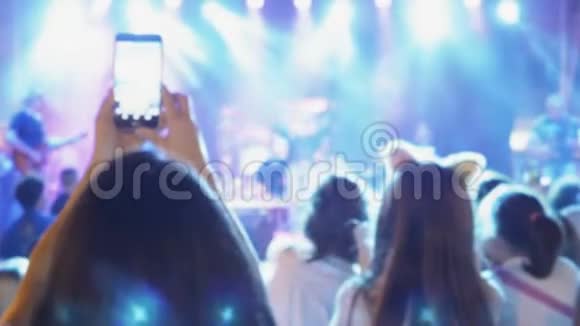 音乐会上挤满了人视频的预览图