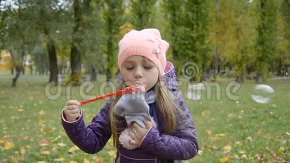 小女孩吹肥皂泡视频的预览图