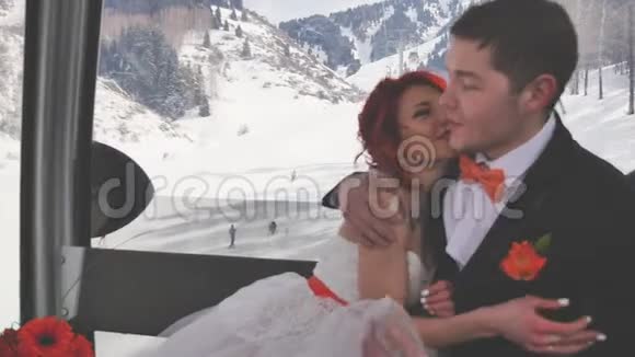 婚礼滑雪板夫妇刚刚在幸福的妇女节结婚视频的预览图