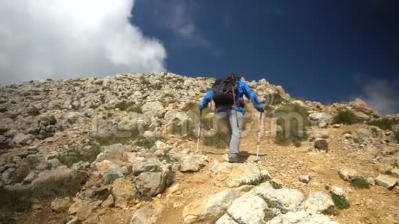 徒步旅行和攀登岩石的人到达奥什滕峰的顶端慢速射击视频的预览图
