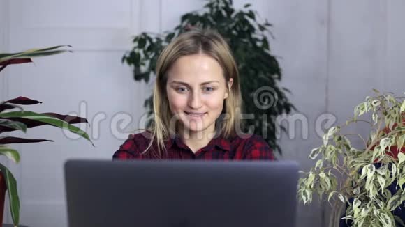 女孩坐在笔记本电脑前笑着竖起大拇指视频的预览图