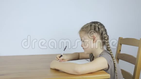 小女孩在他的笔记本上写字视频的预览图