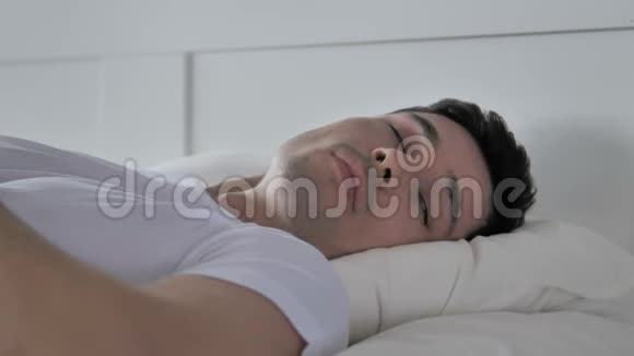 生病的年轻人在床上咳嗽视频的预览图