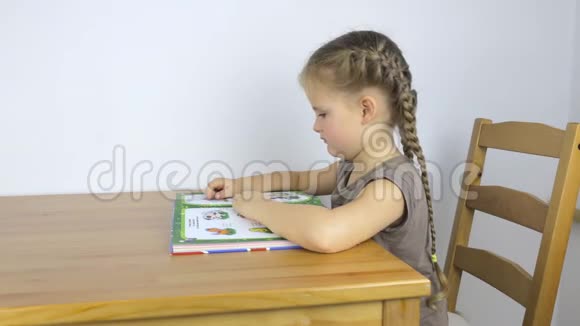 小女孩在看书生气视频的预览图