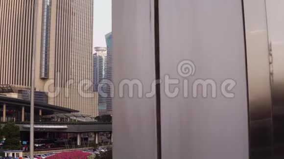 镜头离开角落在蓝天映衬下中国上海浦东地区的摩天大楼视频的预览图