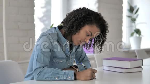 年轻的非洲女孩在办公室写作视频的预览图