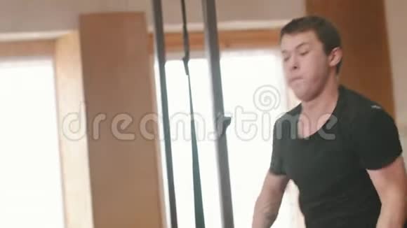 室内运动训练一名男子在健身房用金属锤击一个大轮胎视频的预览图
