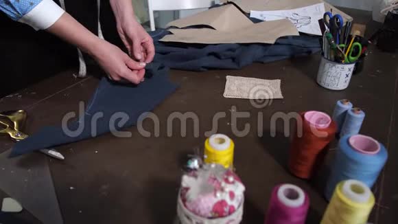 裁缝手把装饰贴到剪裁图案上视频的预览图