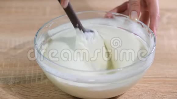 用香草做奶油女人在碗里搅拌香草奶油视频的预览图