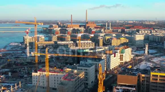 芬兰赫尔辛基高楼大厦和工厂的鸟瞰图视频的预览图