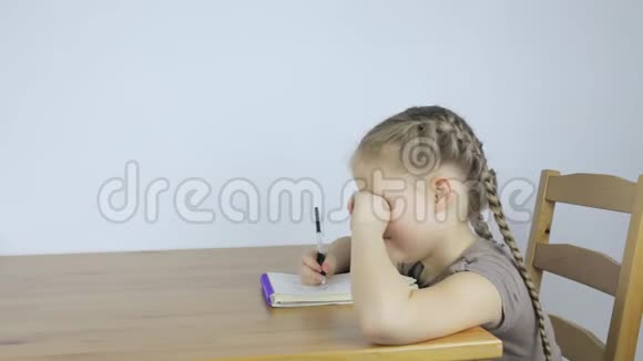 小女孩在笔记本上学习和写作业视频的预览图