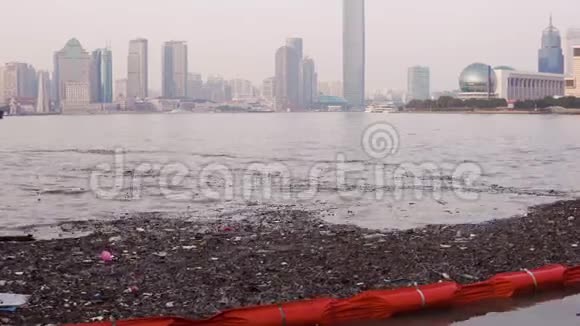 塑料瓶木片和其他垃圾漂浮在上海黄浦江岸边视频的预览图