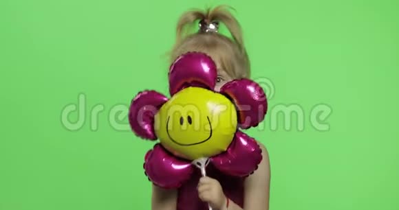 女孩以花的形式拿着气球快乐的四岁女孩色度键视频的预览图